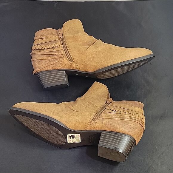 BRAND NEW COMFORT POINTED TOE ANKLE ACCENT AND RUCHED DETAILING ZIP CLOSURE BOOT - Picture 8 of 12